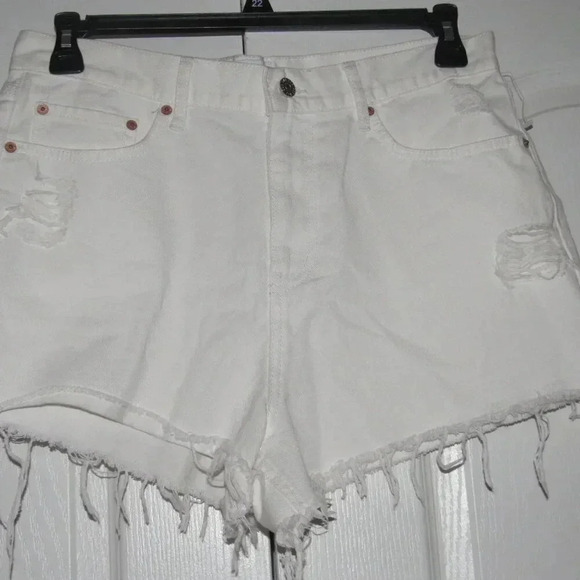 BDG Girlfriend High-Rise Distressed Off-White Raw Hem Shorts Size 32 - Picture 1 of 3